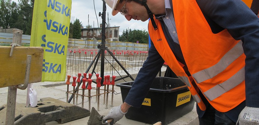Wmurowanie kamienia węgielnego pod budowę kompleksu oświatowo-sportowego przy ul. Jarzynowej w dzielnicy Bąki w Pruszkowie