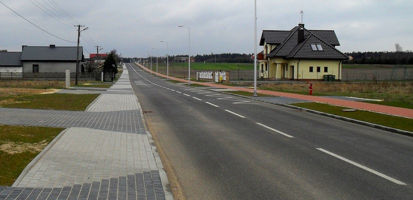 Nowa droga gminna wraz z chodnikiem, ścieżką rowerową i zjazdami do posesji