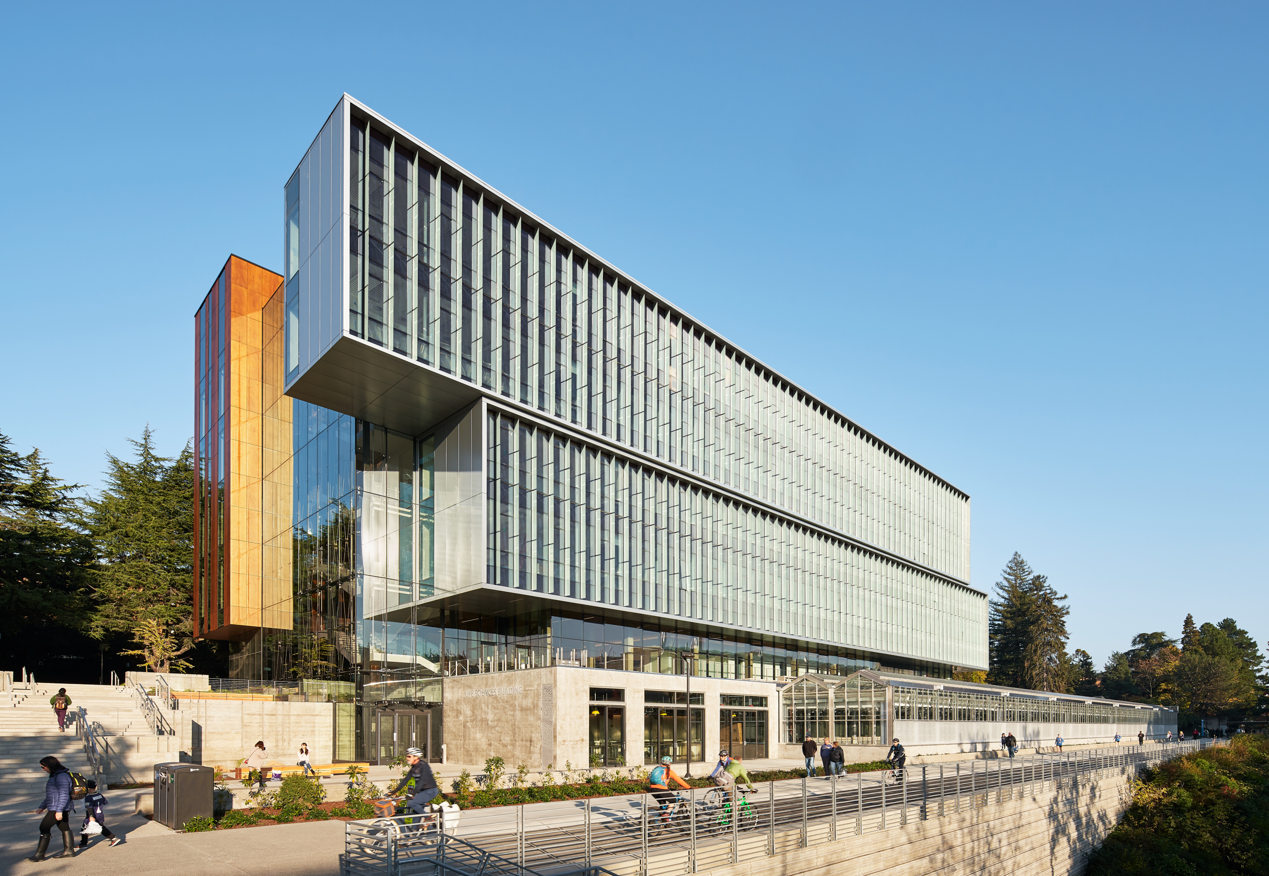 The University of Washington’s vision was to build a facility that allowed the Department of Biology to meet undergraduate student demand. Skanska worked with UW to deliver the new Life Sciences Building and associated greenhouse, which is designed to foster team-oriented science using flexible, modular lab spaces.