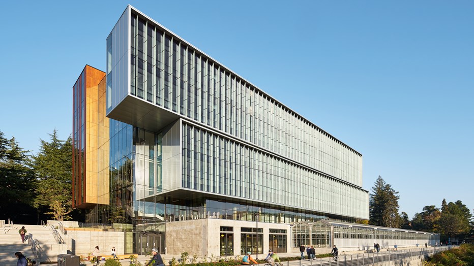 The University of Washington’s vision was to build a facility that allowed the Department of Biology to meet undergraduate student demand. Skanska worked with UW to deliver the new Life Sciences Building and associated greenhouse, which is designed to foster team-oriented science using flexible, modular lab spaces.