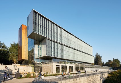 The University of Washington’s vision was to build a facility that allowed the Department of Biology to meet undergraduate student demand. Skanska worked with UW to deliver the new Life Sciences Building and associated greenhouse, which is designed to foster team-oriented science using flexible, modular lab spaces.