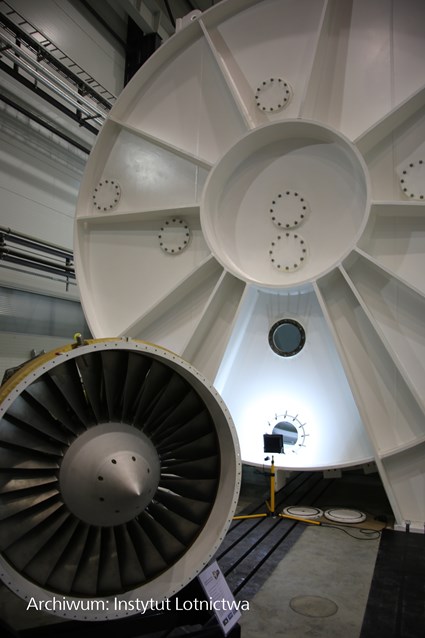 Na zdjęciu: Największa na świecie komora próżniowa w Centrum Turbin Gazowych. Jedyna taka komora, do której mieści się największy silnik lotniczy świata, wpisany do Księgi Rekordów Guinessa.