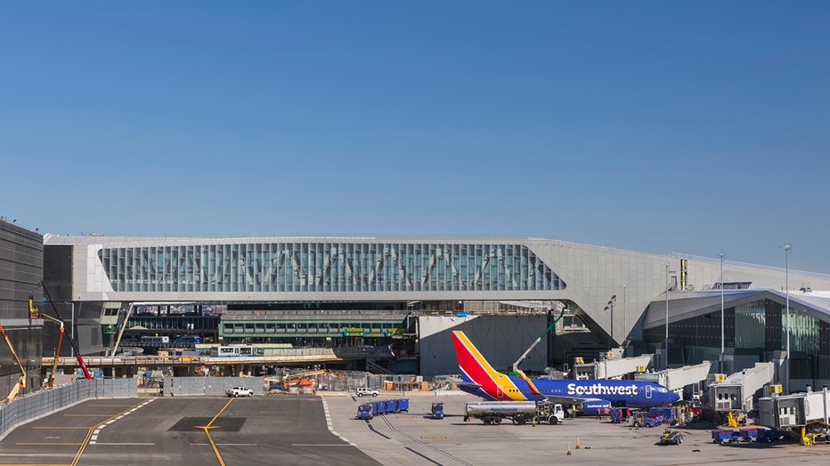 The first of its kind in the world, LaGuardia Central features dual pedestrian bridges spanning active aircraft taxi lanes, allowing for improved aircraft circulation and gate flexibility.