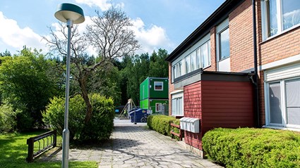 The neighborhood now has nice play areas and bicycle lanes in green surroundings.