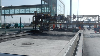 Prace podczas budowy nawierzchni sztucznych na lotnisku Wrocław – Strachowice