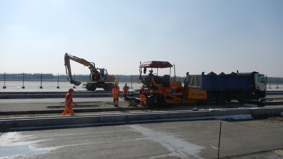 Prace podczas budowy nawierzchni sztucznych na lotnisku Wrocław – Strachowice