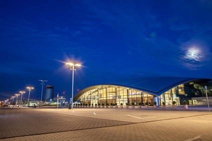 Terminal pasażerski w Jasionce nocą
